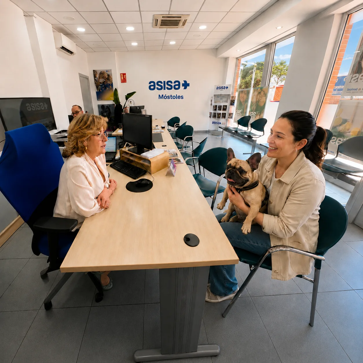 Interior de la oficina ASISA Móstoles durante la atención a clientes