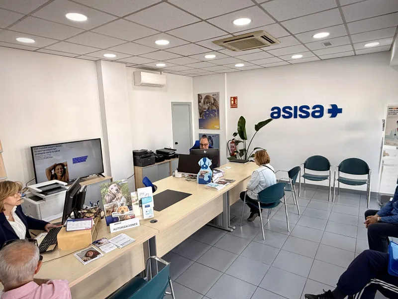 Asesoramiento para seguros de mascotas en la oficina ASISA Móstoles